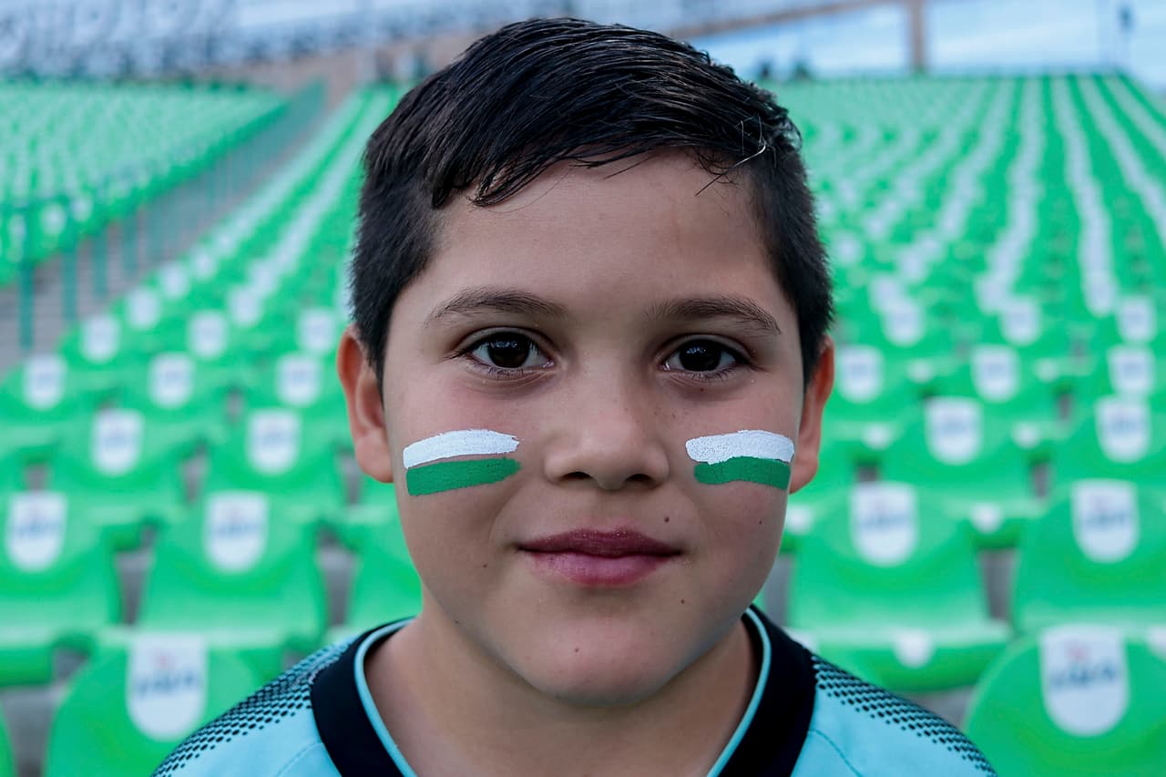 Aunque al comenzar el juego las tribunas tenían muchos claros, según fueron pasando los minutos los fanáticos laguneros pusieron un buen ambiente en este juego internacional que los tiene practicamente en la siguiente fase.