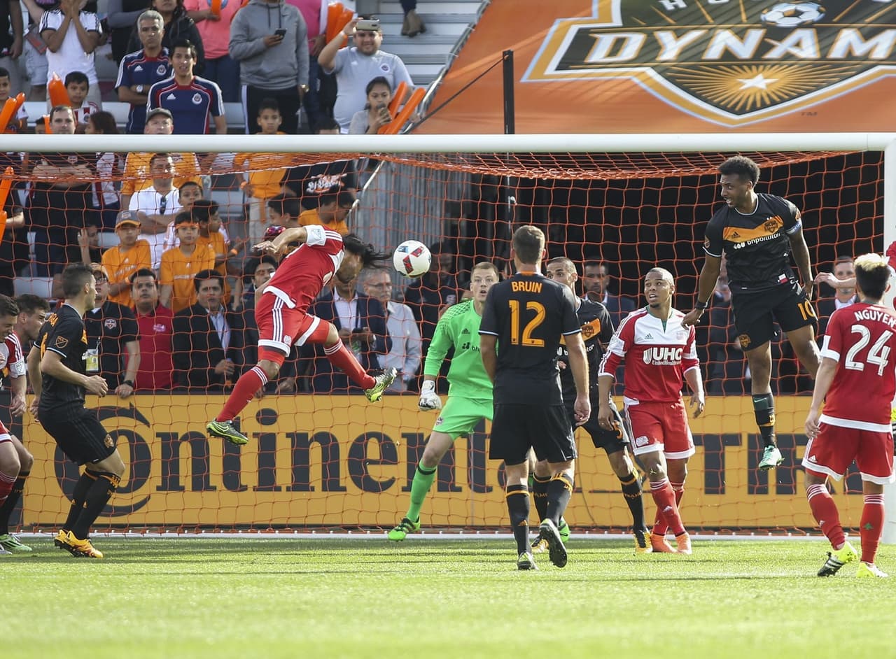 Lee Nguyen fue el héroe para New England Revolution, en un partido de montaña rusa ante Houston Dynamo.