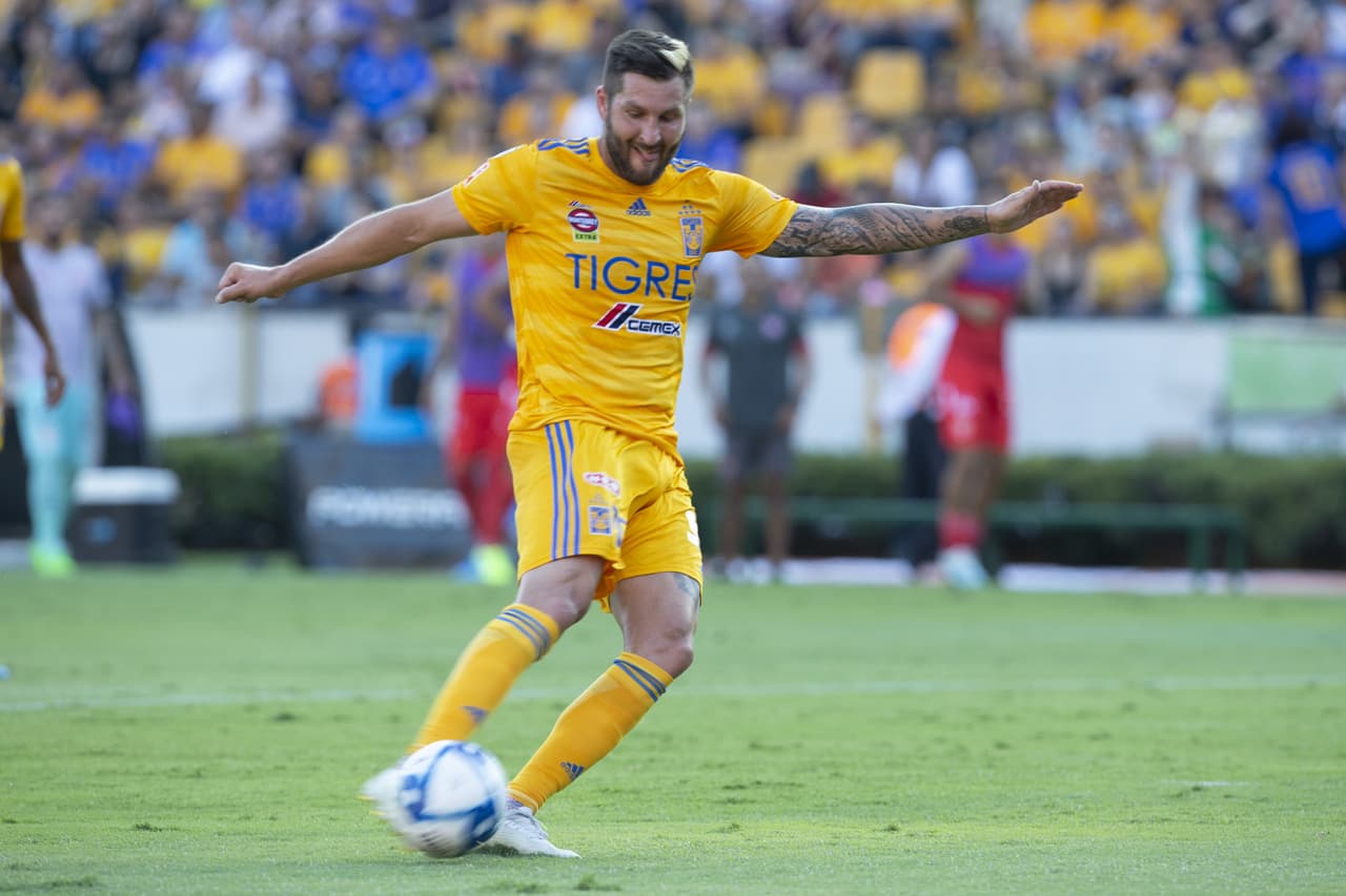 Gignac rompió el cero apenas al minuto 5 de la primera parte con un remate certero.