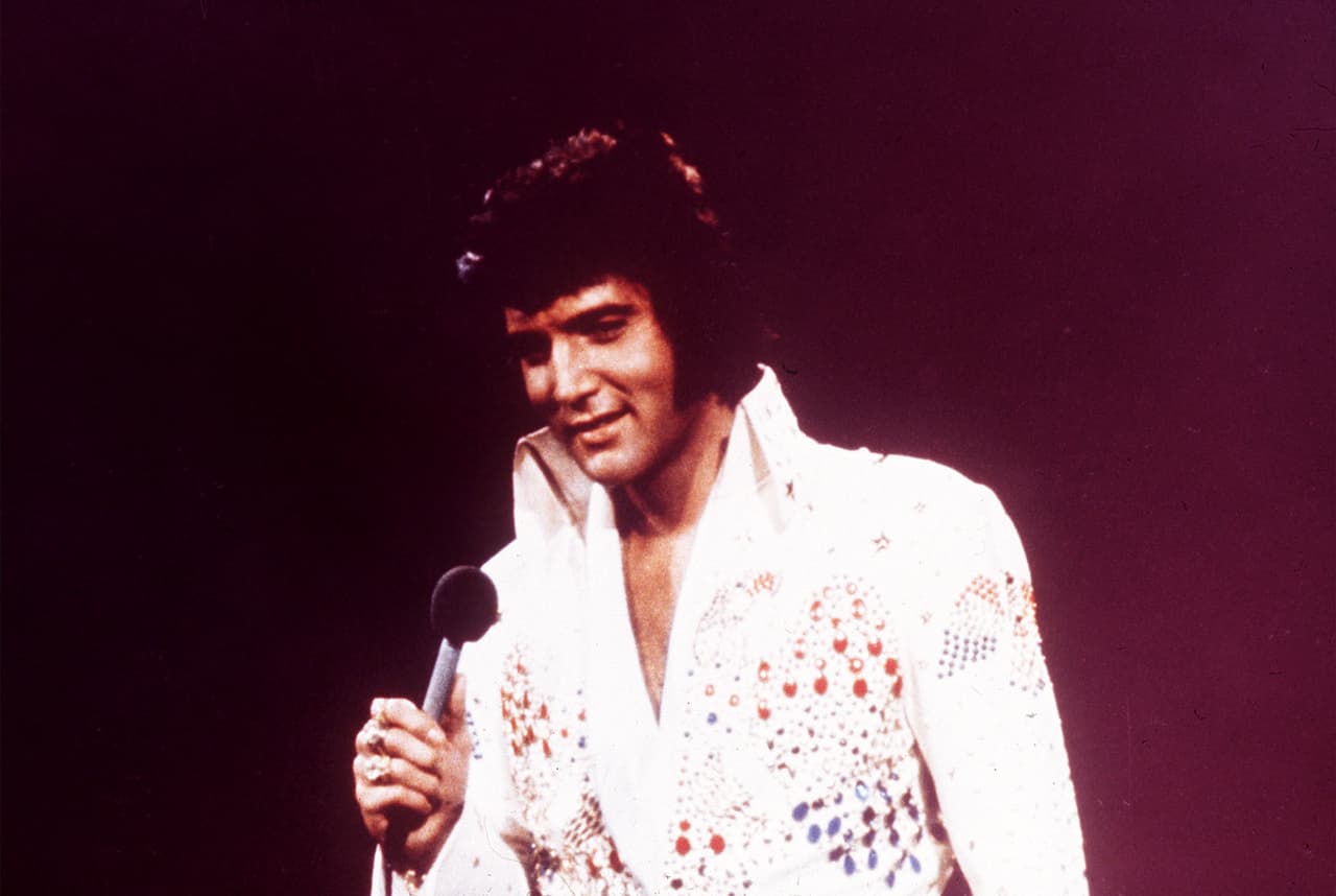 Elvis Presley dio el 14 de enero en Hawái el primer concierto en vivo para todo el mundo en la historia vía satélite. Todo un hito que solo podía generar el rey.