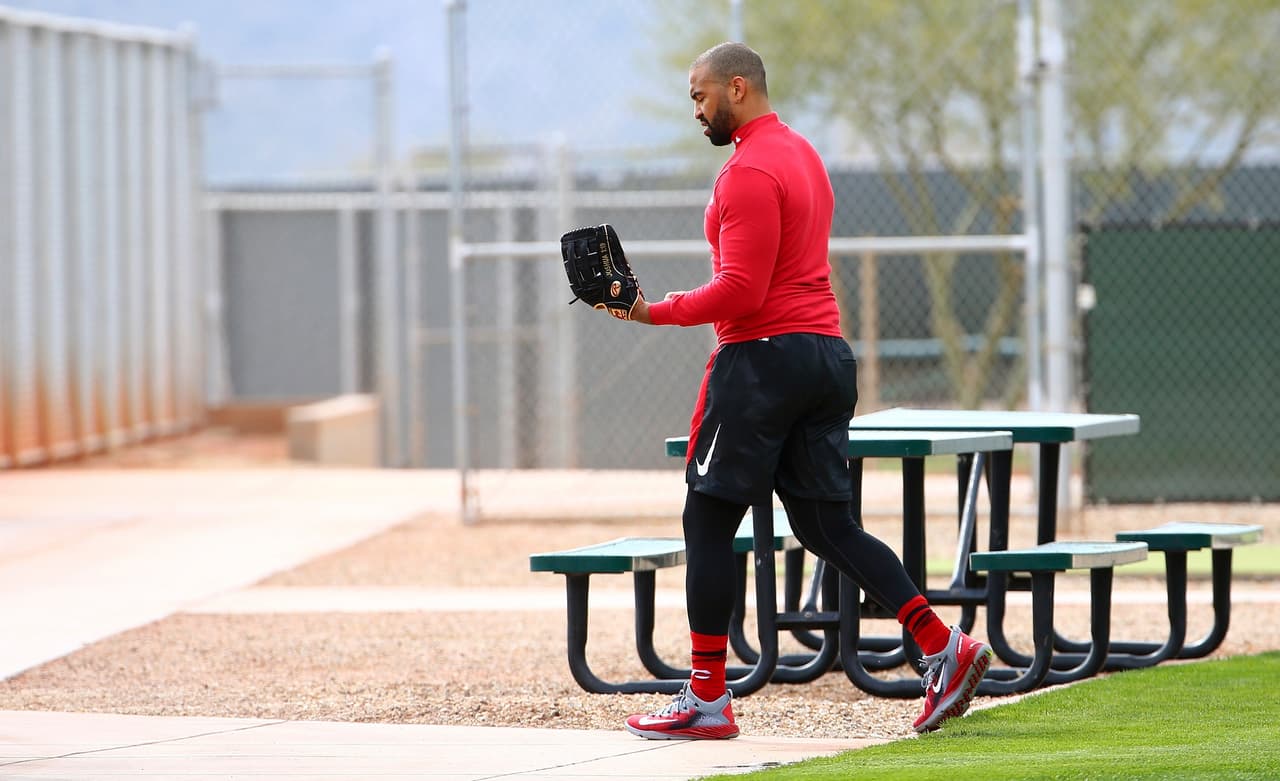 Matt Kemp se dirige hacia el campo de prácica con su nuevo equipo, los Cincinnati Reds. Aunque no es obligatorio para jugadores de posición reportar ahora mismo, ahí está el veterano outfielder.