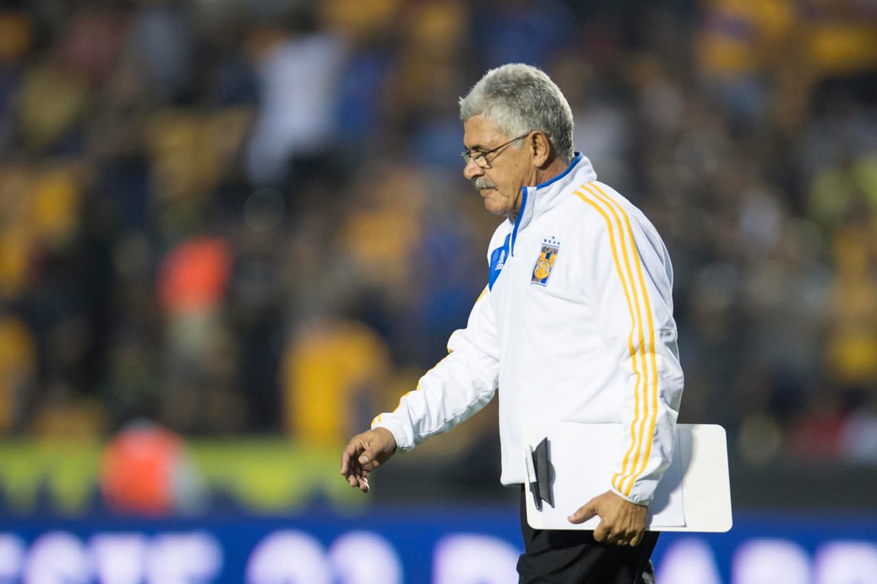 A pesar de la ventaja, podemos ver al Tuca Ferreti molesto por la rudeza en el juego del rival.