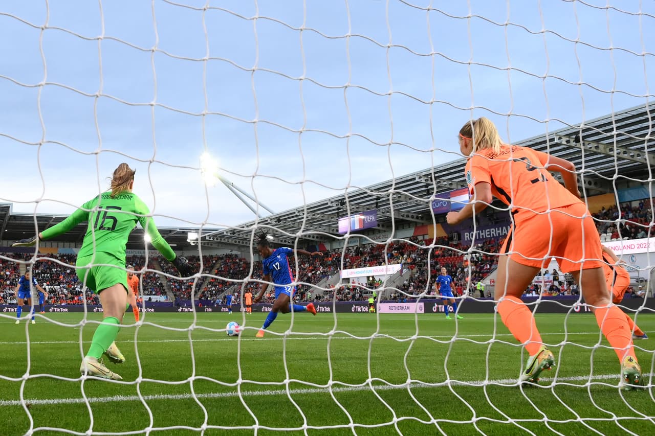 Varias opciones de gol existieron y fue principalmente Francia quién buscó el arco rival.
<br>