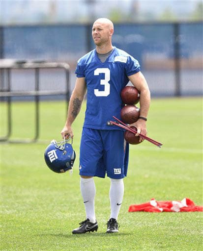 Josh Brown llevando todo su equipo para practicar las patadas (AP-NFL).