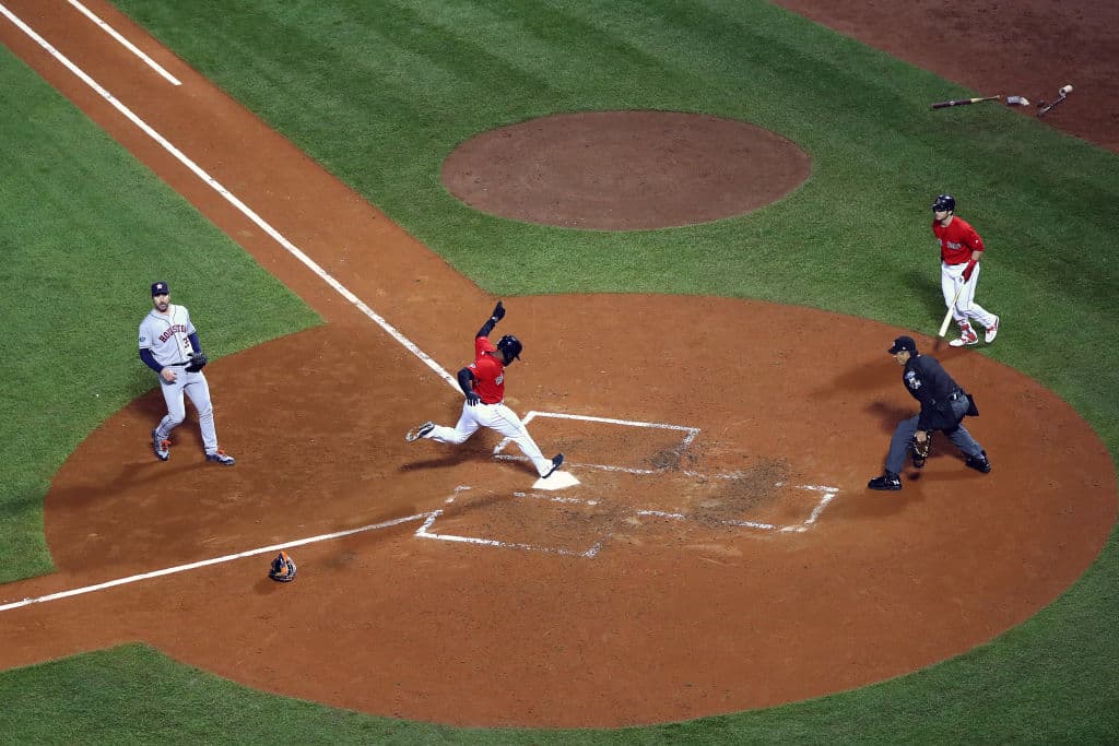 Luego de un wild pitch de Justin Verlander, Jackie Bradley Jr. anotó la segunda carrera para los Red Sox en la quinta entrada.
