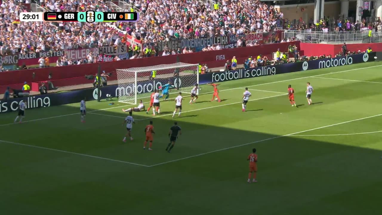 ¡GOL!  anota para Costa de Marfil. Franck Kessie