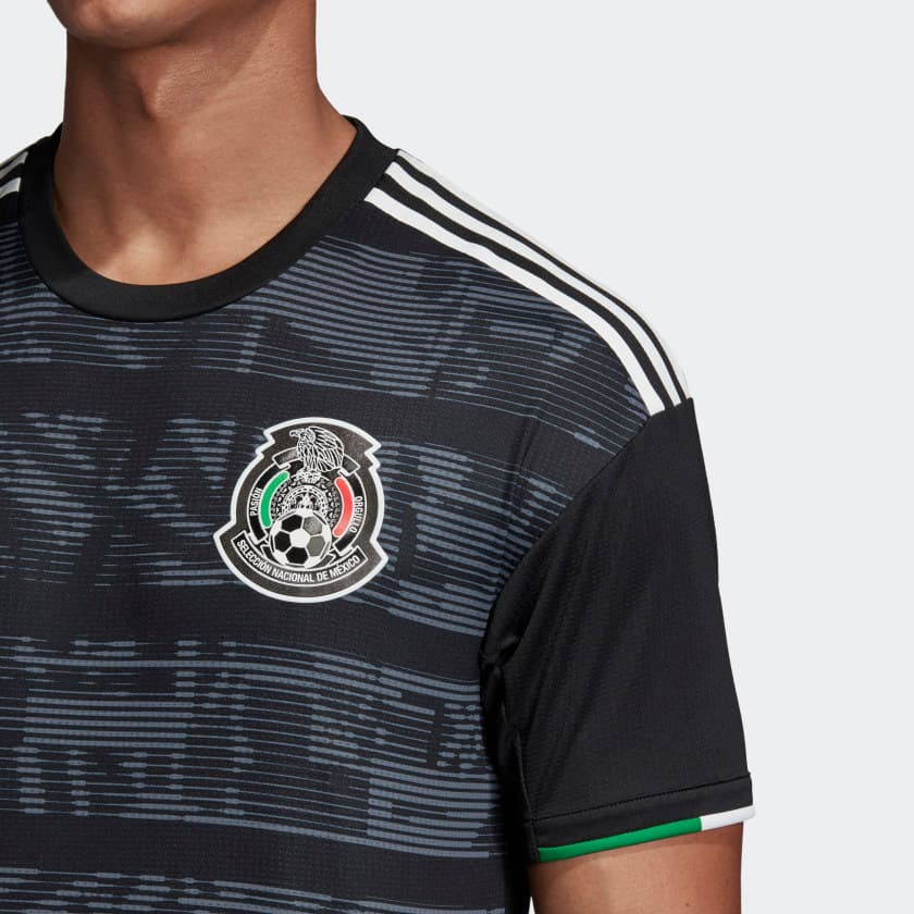 <a href="https://www.univision.com/deportes/futbol/mexico/vuelve-el-negro-estos-son-los-detalles-de-la-playera-del-tri-para-la-copa-oro-2019-fotos" target="_blank">Como lo habíamos anticipado hace unos días</a>, el Tri volverá a vestir de negro en su uniforme principal para la Copa Oro de 2019. Además, los patrones de la cultura azteca, como en 1994 con el calendario, hacen de esta playera una de las más hermosas de la temporada para los expertos.