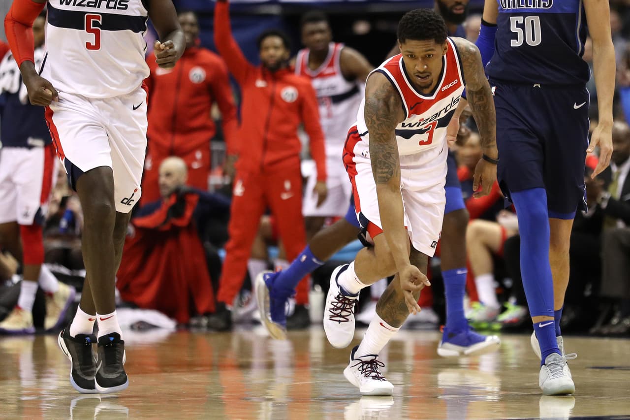 Mavericks 123-132 Wizards: fue un duelo sin mucho en juego, más allá del orgullo de siempre en cada jornada. A pesar del buen rendimiento de Luka Doncic con Dallas (31 puntos), Bradley Beal estuvo muy cerca (30 puntos) y lideró este triunfo de Washington que mantine alguna ilusión de meterse a playoffs.
