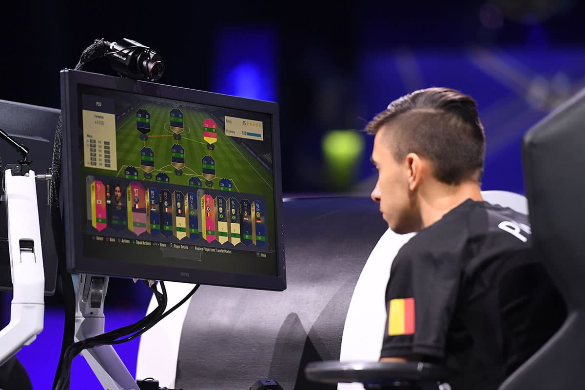 Los 'gamers', como Pinna, cuentan con todas las herramientas y funcionalidades del FIFA 18 para competir.