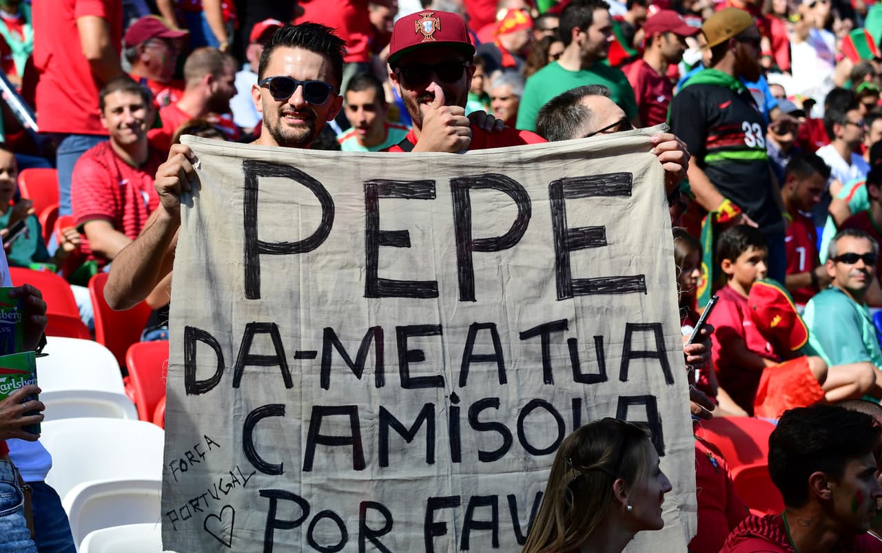 No faltaron los fans que iban buscando que su ídolo les regalara su playera.