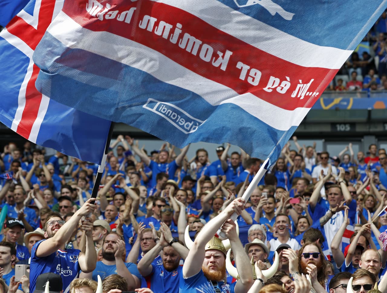 Tribunas pintadas de azul y rojo como apoyo a Islandia.
