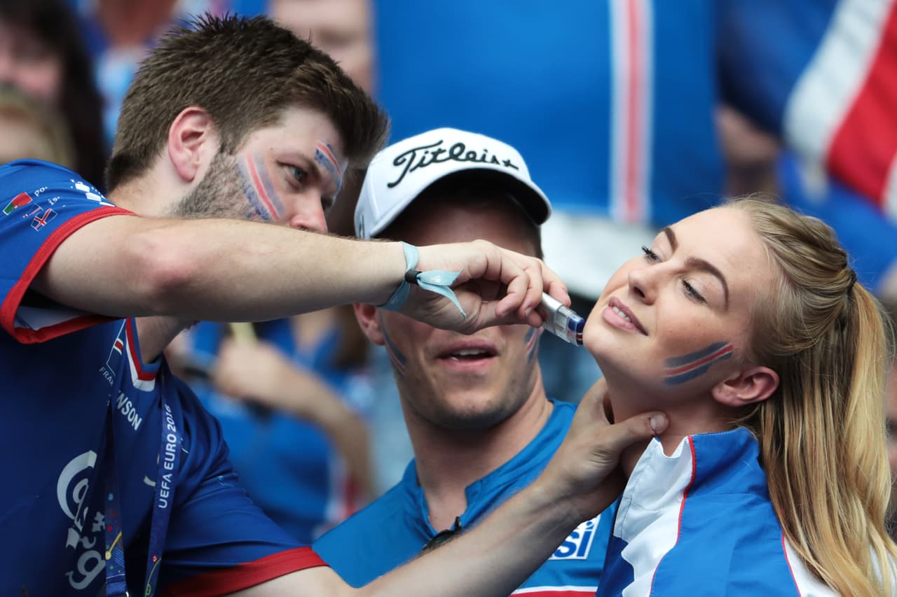 Y no faltaron las bellas seguidoras que quisieron llevar los colores de su selección en el rostro.