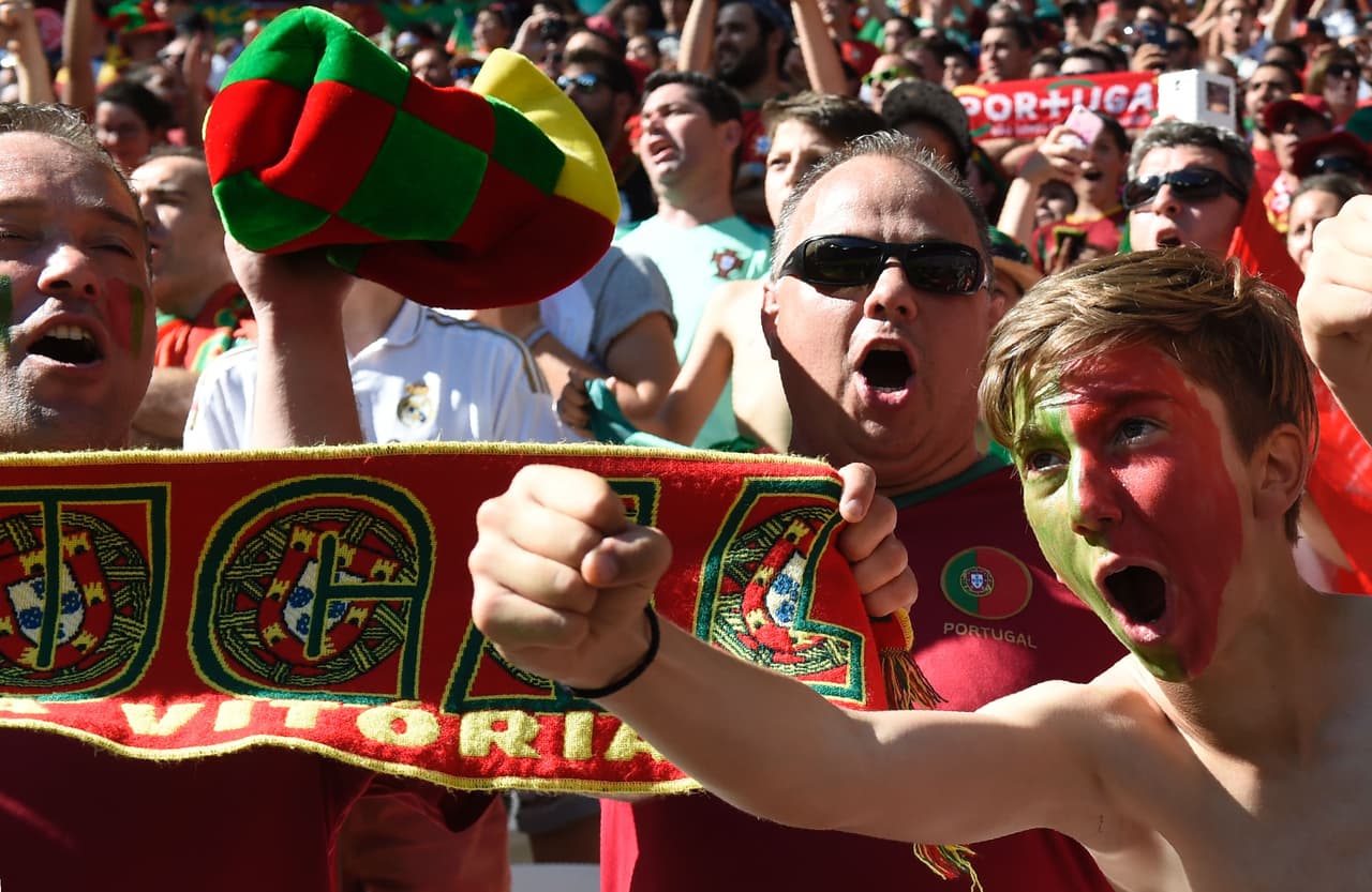 Colorido y pasión en cada zona de las gradas.