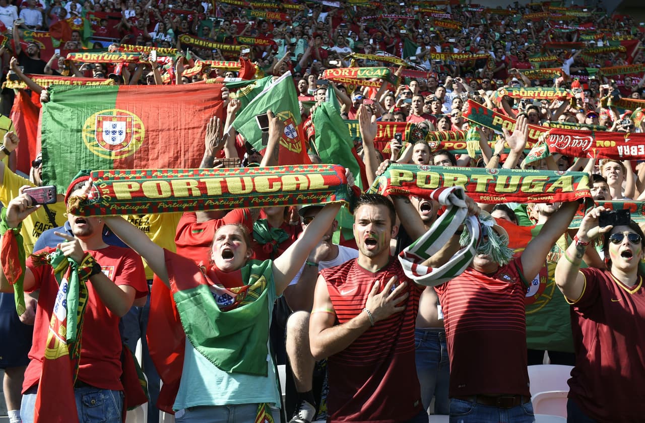 El himno nacional portugués fue un momento emotivo para los presentes.