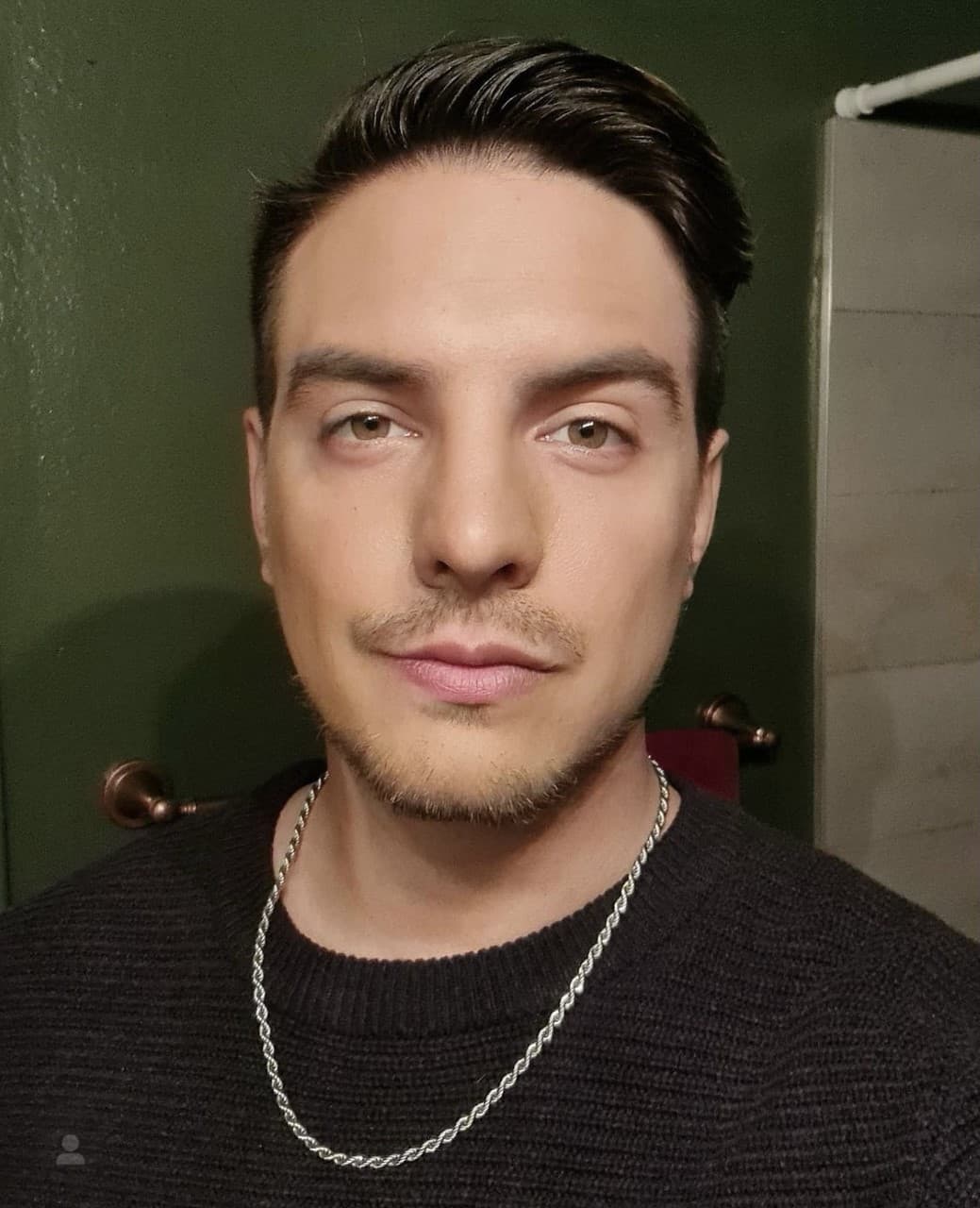 “Me van a ver en un personaje muy distinto a lo que están acostumbrados, hablando en inglés. Estoy muy contento de poder estar en este proyecto que tanto tiempo me ha tomado, estar en Estados Unidos picando piedra, está muy rico el poder estar en algo que también me rete de esta manera, un proyecto de terror que no me había tocado hacer”, afirmó el joven actor.
<br>