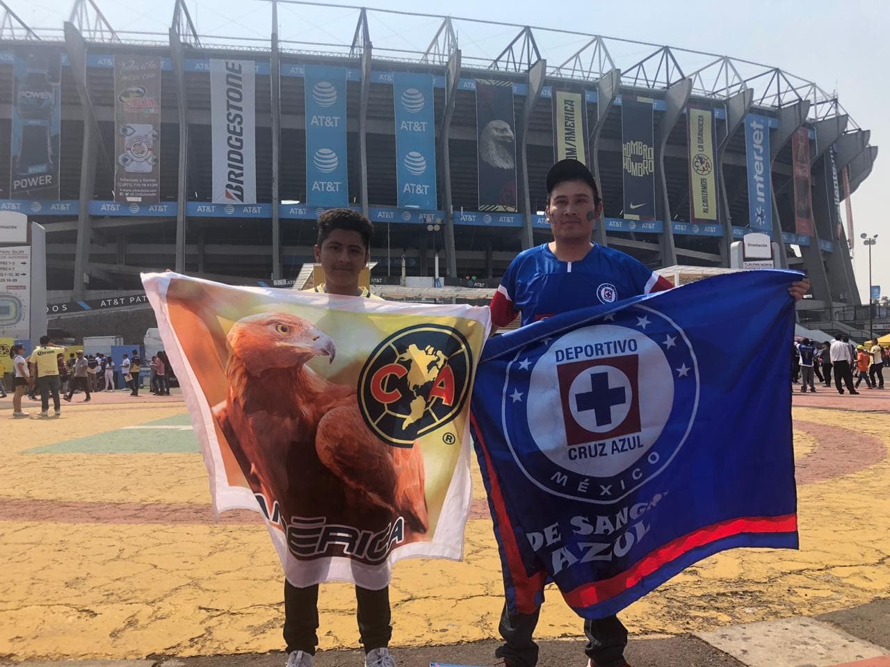 Los fanáticos se preparan para vivir el Clásico Joven entre América y Cruz Azul en el Estadio Azteca por la Jornada 14 del 
<a href="https://www.univision.com/deportes/futbol/liga-mx/*">Clausura 2019</a>.