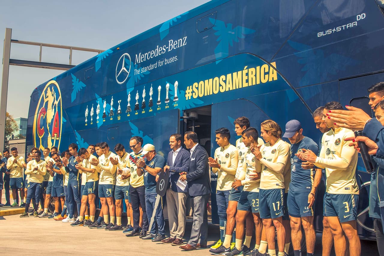 Con la presencia del todo el cuadro del primer equipo del América, se presentó el nuevo transporte del equipo.