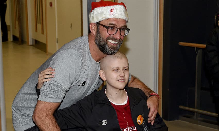 Integrantes del campeón de Europa convivieron y regalaron sonrisas a niños del hospital Alder Hey de Liverpool.