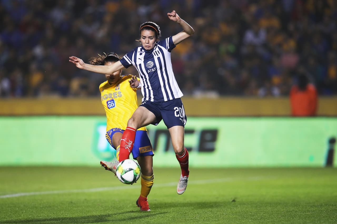 Sin embargo, la reacción de las Rayadas no se hizo esperar. Poco a poco mostraron mejor actitud las visitantes luego del gol y buscaron equilibrar el partido.