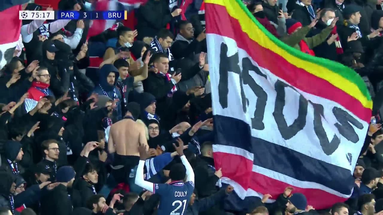 ¡GOL!  anota para Paris Saint-Germain. Lionel Messi