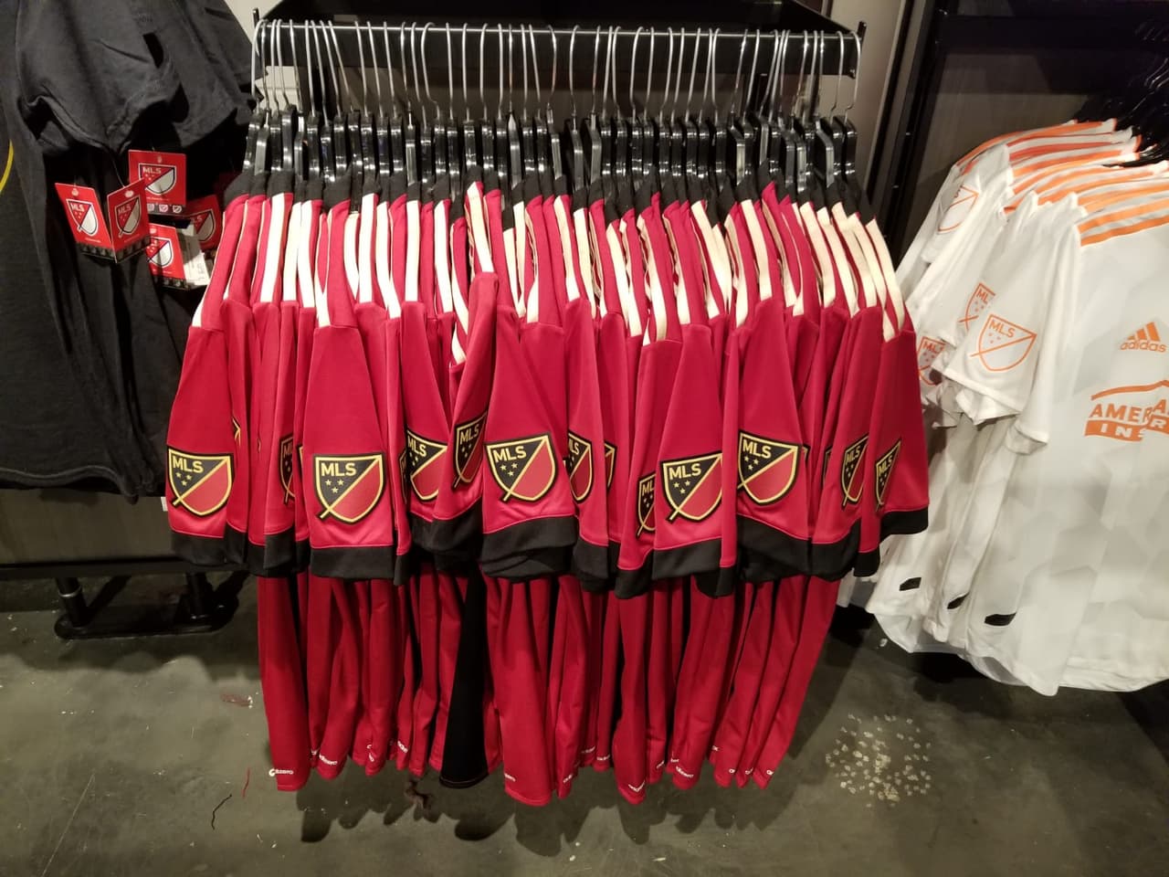 La tienda del Atlanta United ofrece una gran variedad de opciones para sus fans en esta ocasión especial.