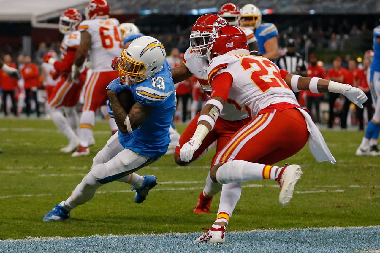 Keenan Allen entra con el balón para hacer un touchdown sobre la defensiva de los Chiefs.