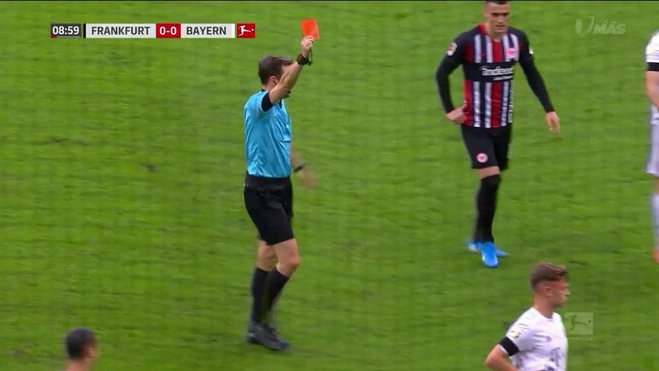 ¡Expulsión! El árbitro saca la roja directa a Jérôme Boateng