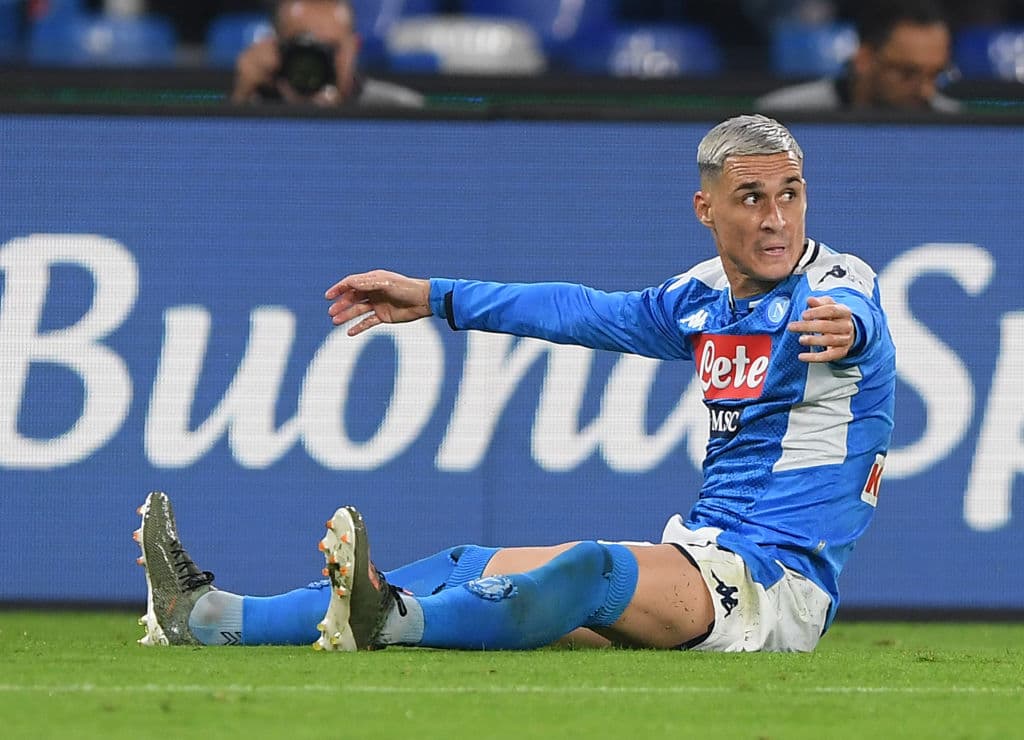 Callejón reclama una falta sin que el árbitro considere que existe penal a favor de los de casa.