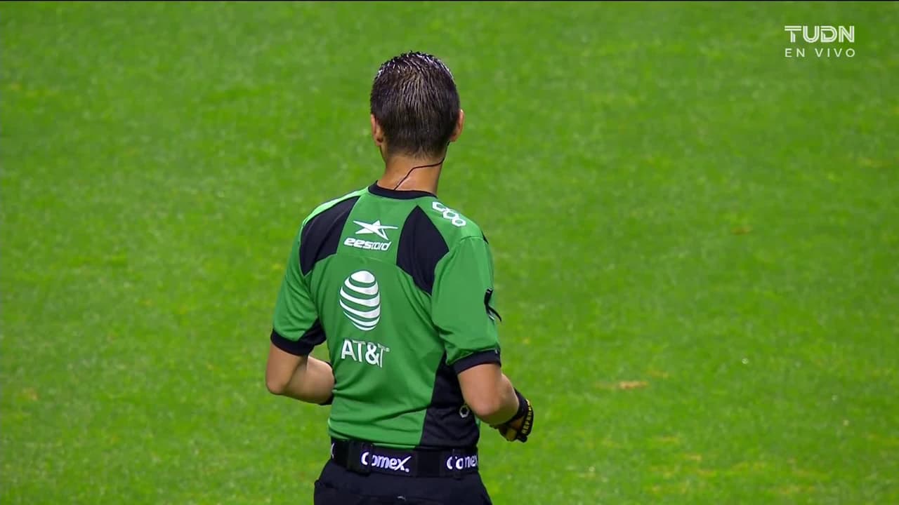 Arranca el partido y la pelota está en juego.