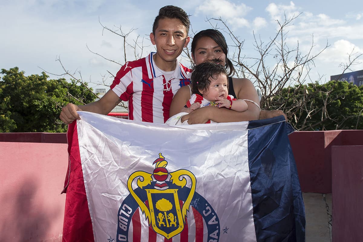 Fanáticos de Chivas en las afueras del estadio a minutos del juego.