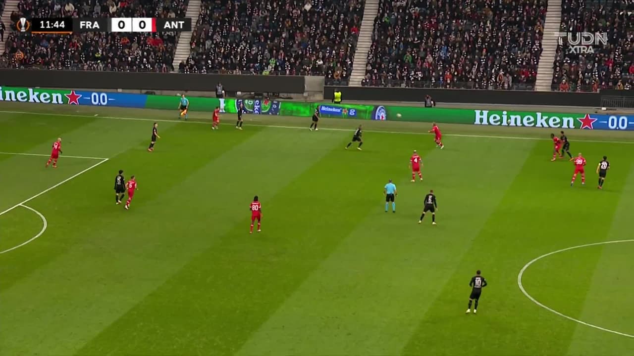 ¡Gol del Eintracht! Kamada pone la ventaja sobre el Royal Antwerp
