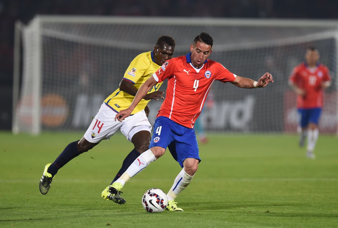 Mauricio Isla, el lateral fue pieza importante para su equipo al detener varios de los embates de los ecuatorianos en su debut en la Copa, además de darse tiempos para agregarse al frente y meter centros para sus delanteros.