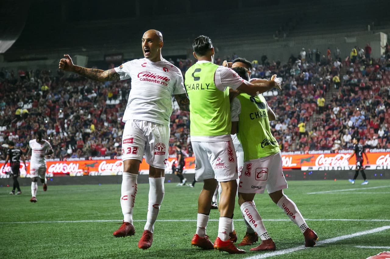 Con goles de Leonel Miranda y Ariel Nahuelpan, Tijuana gana en casa y se lleva los tres puntos.