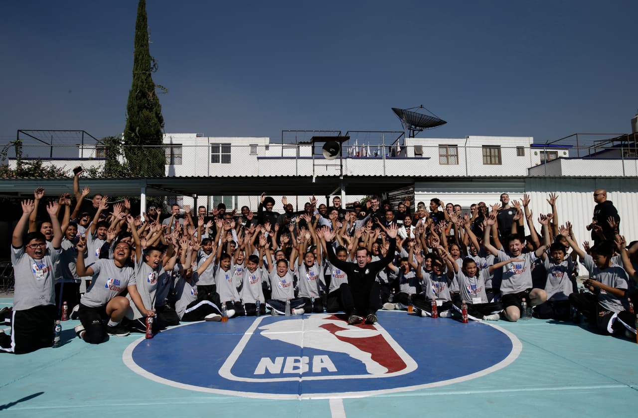Desde muy temprano Rice tomó su lugar en un transporte especial donde se promocionaba los partidos de baloncesto.