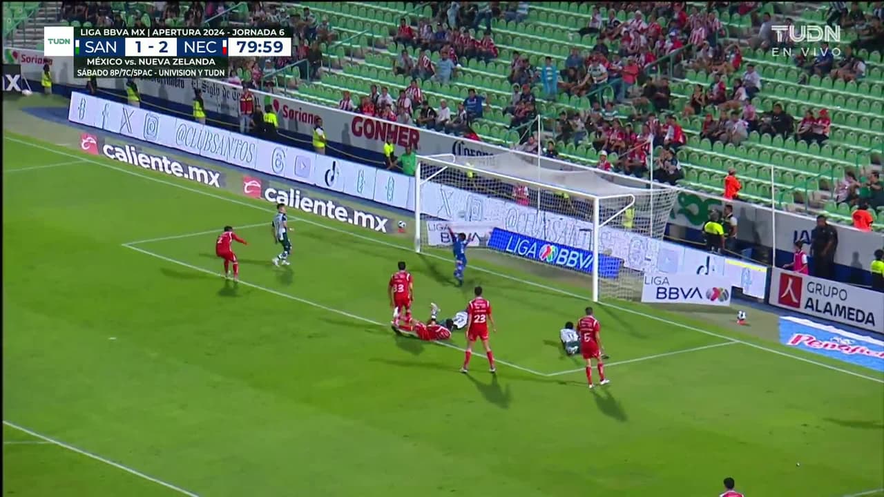 ¡GOL!  anota para Santos Laguna. Santiago Muñóz
