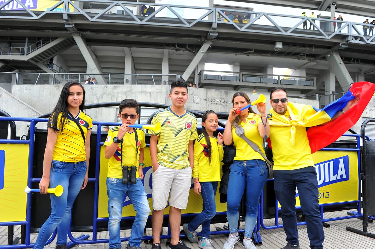 Este es el recibimiento que le dieron los aficionados a la Tricolor en Bogotá luego de que en 2010 habían jugado por última ocasión en la capital del Colombia previo a su partido de despedida ante Panamá, para luego antender los asuntos de la Copa América 2019.