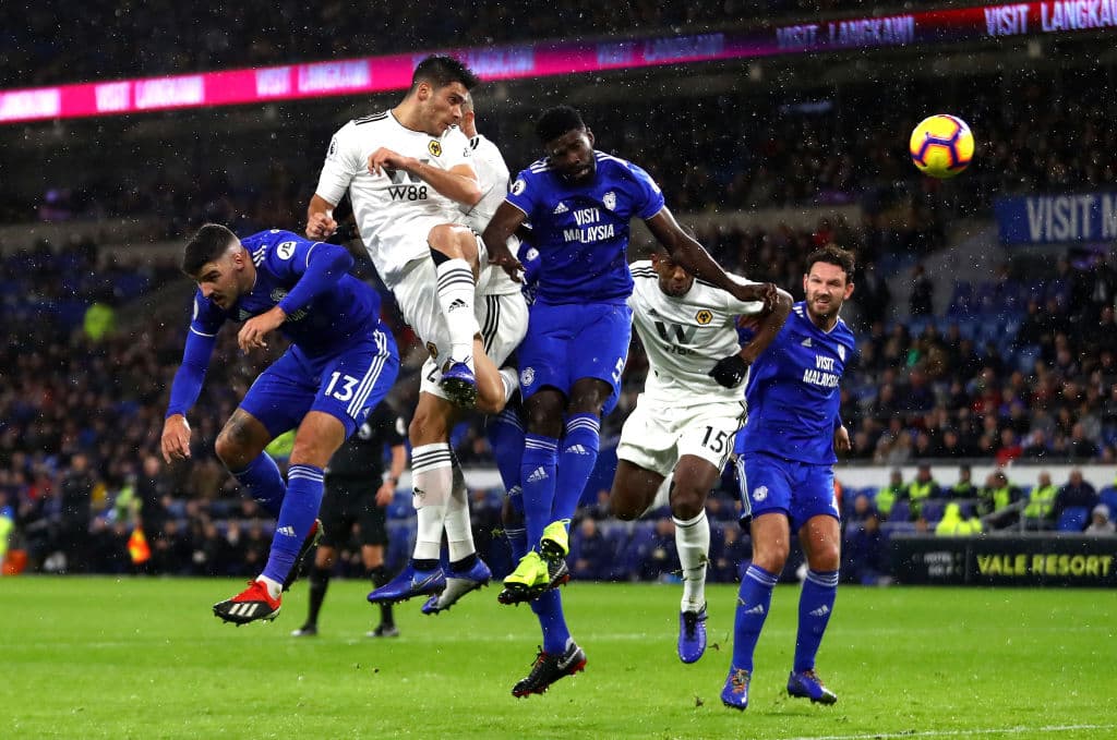 Raúl Jiménez participó con este cabezazo en la jugada que terminó en el primer gol del partido con el que los Wolves tomaron la ventaja.
