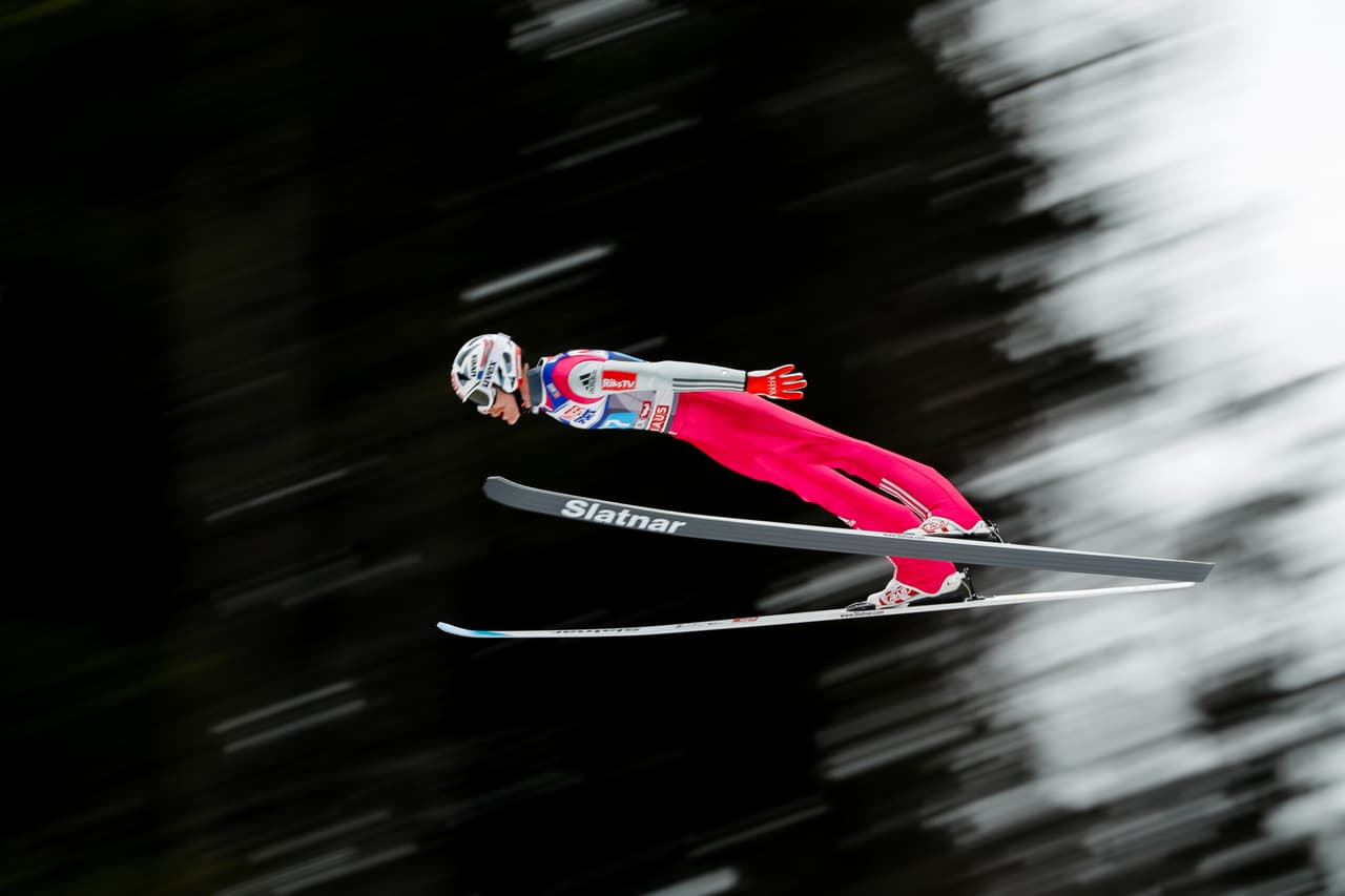 La competencia en Innsbruck (Austria) es la décima en el calendario de la Copa Mundo de salto en esquí masculino de la Federación Internacional de Esquí (FIS), la primera del 2017 y que finalizará el 26 de marzo. La capacidad de los atletas se mezcla con el espectáculo de su vuelo en medio de bellos paisajes y a una gran velocidad.