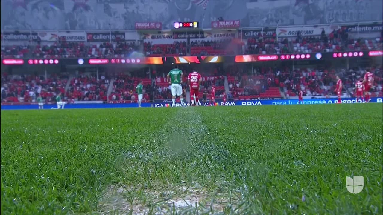 Arranca el partido y la pelota está en juego.