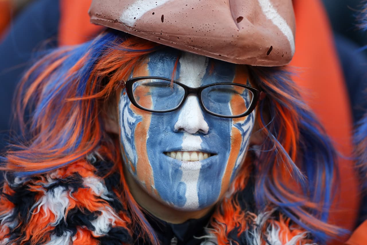 El colorido del fútbol americano en la NFL tuvo la belleza de las porristas como un punto de referencia, en medio de festividad navideña. Los fanáticos también le pusieron su toque particular a la fiesta.