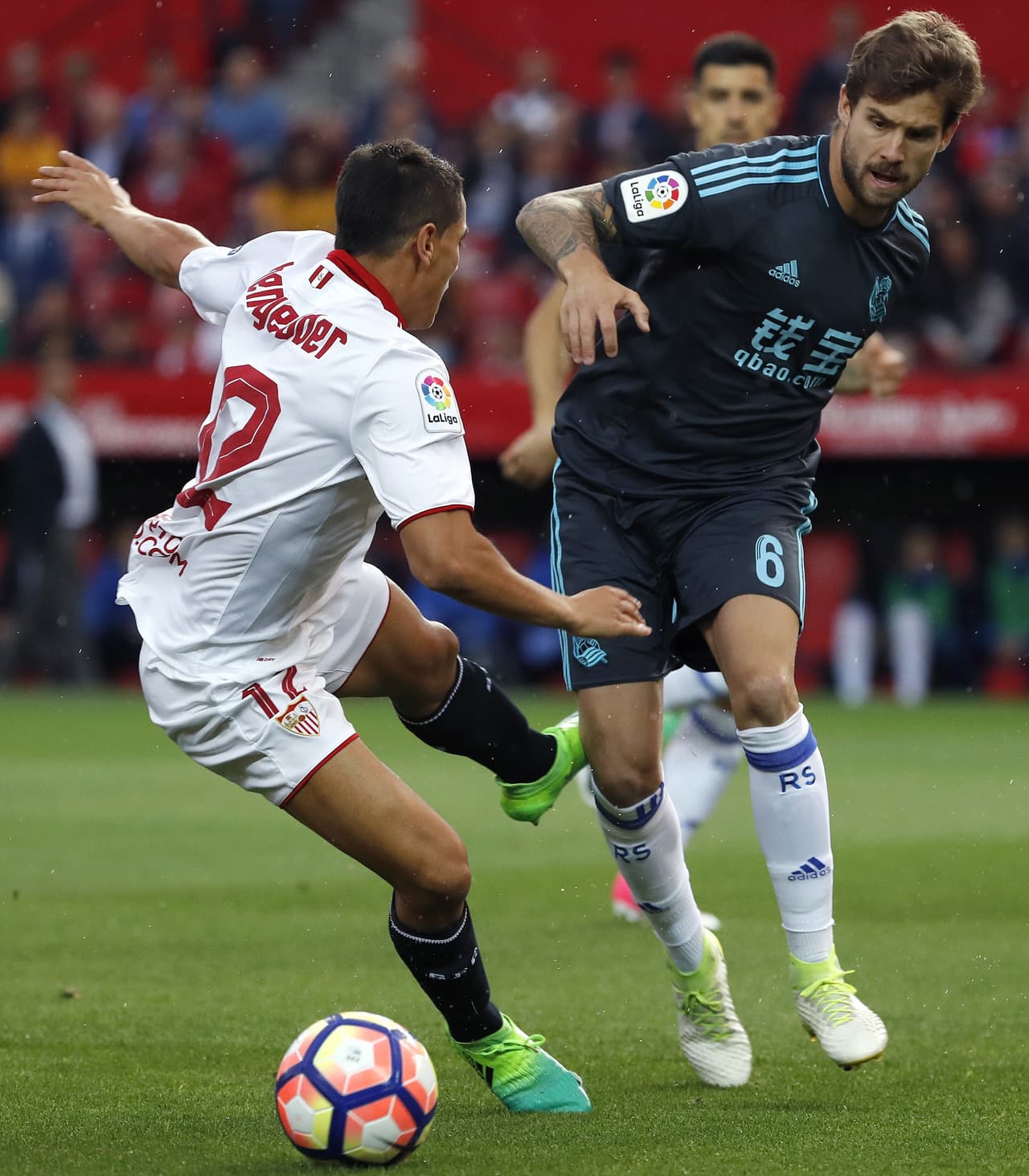 En el Sánchez Pizjuán el fútbol fue intenso, de ida y vuelta. Los locales parecía que controlaban más la pelota, pero no podían llegar con peligro al arco de Rulli.