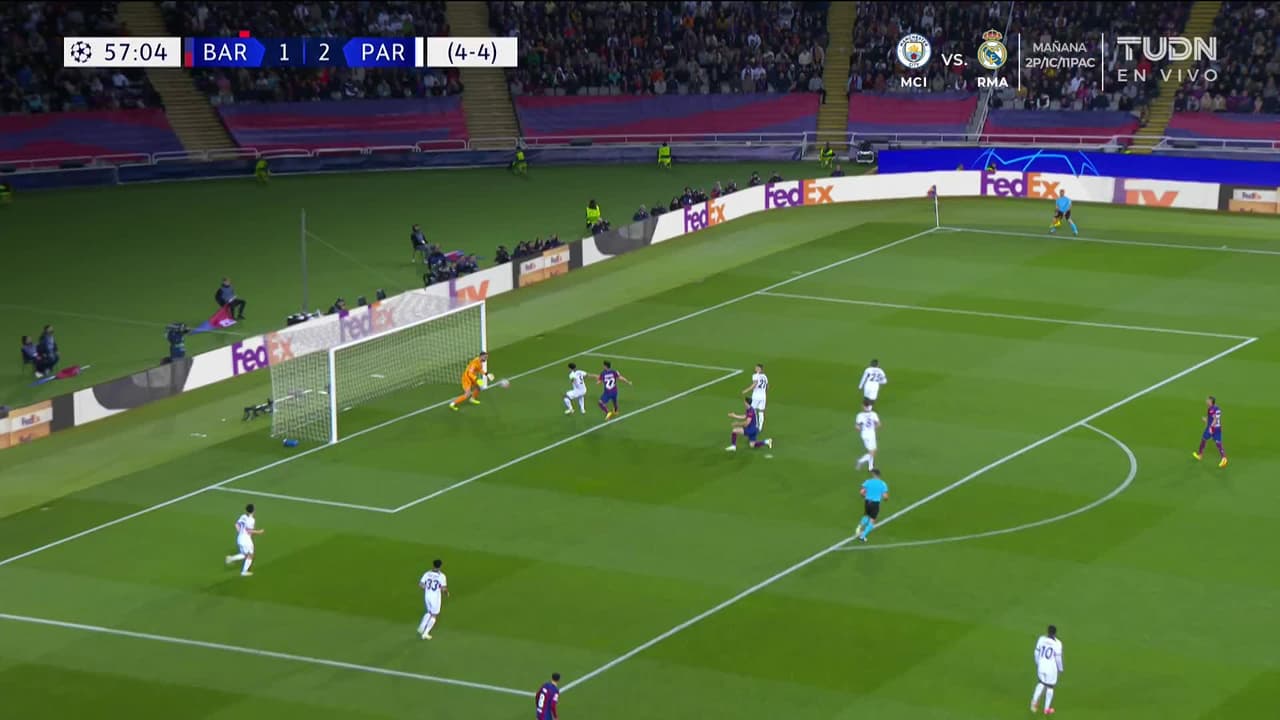 ¡TIRO ATAJADO! disparo por Robert Lewandowski.