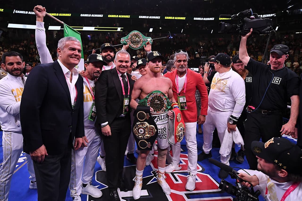 El mexicano Saúl 'Canelo' Álvarez ahora es tricampeón mundial de las 160 libras, portando los cetros de la FIB, AMB y OMB.