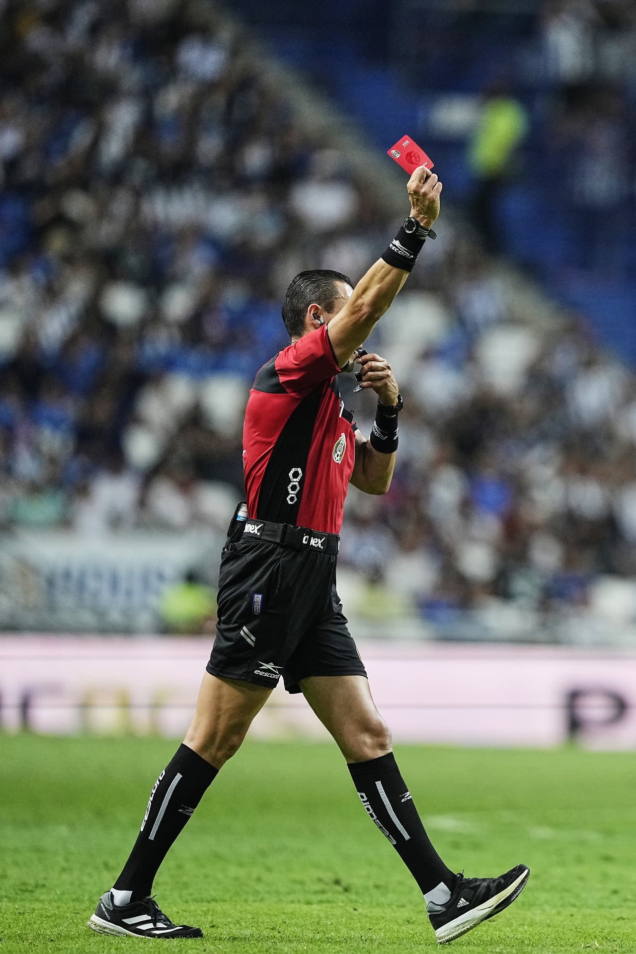 El último toque en el área y la definición fueron una constante en el segundo tiempo. Rayados y Santos perdonaron hasta el cansancio. Campbell se iba expulsado al 75’.