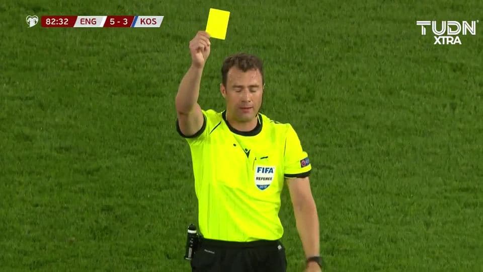 Tarjeta amarilla. El árbitro amonesta a Valon Berisha de Kosovo