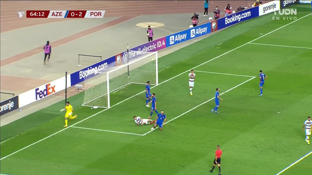 ¡TIRO ATAJADO! disparo por Diogo Jota.