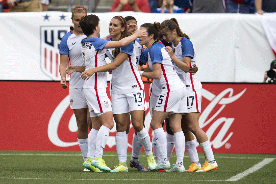 <b>Selección de Estados Unidos: </b>La selección femenil de las ‘Barras y las estrellas’ se robó la atención al hacer un fuerte llamado a la 
<a href="http://www.univision.com/deportes/futbol/eeuu/rebelion-en-ussoccer-las-mujeres-demandan-a-la-federacion-por-discriminacion-salarial">igualdad de salarios.</a>
<br>Alex Morgan y compañía pidieron que sus ingresos y bonificaciones fueran similares a los de sus compañeros de la selección varonil e incluso amenazaron con ir a huelga si no se hacía caso a sus peticiones, haciendo públicas las condiciones de desigualdad que enfrentan atletas de diversas disciplinas en todo el mundo.
