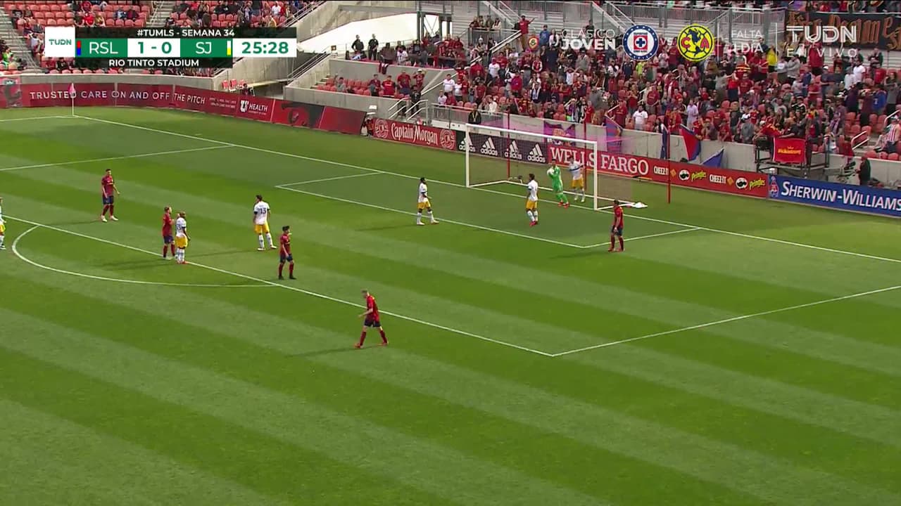 ¡TIRO ATAJADO! disparo por Albert Rusnák.