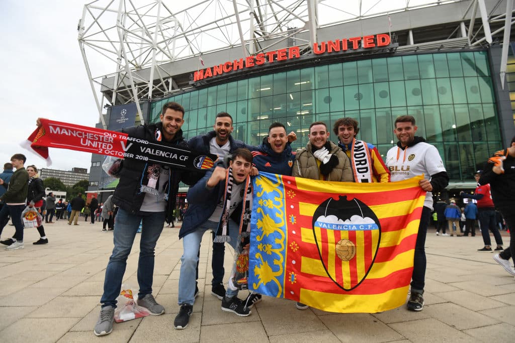 Sin más remedio que meterse al 'Teatro de los Sueños' los aficionados de ambos equipos dirigieron ya sus pasos a los accesos para atestiguar lo que se espera sea un partidazo entre dos buenos clubes.