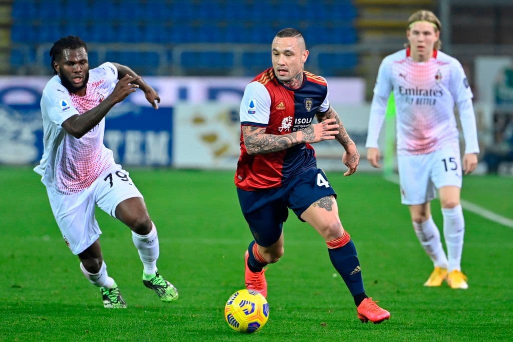 Zlatan da cátedra y Milan derrota 2-0 a Cagliari en la Serie A y siguen como líderes. Ibrahimovic es el segundo máximo goleador de la liga italiana a sus 39 años.